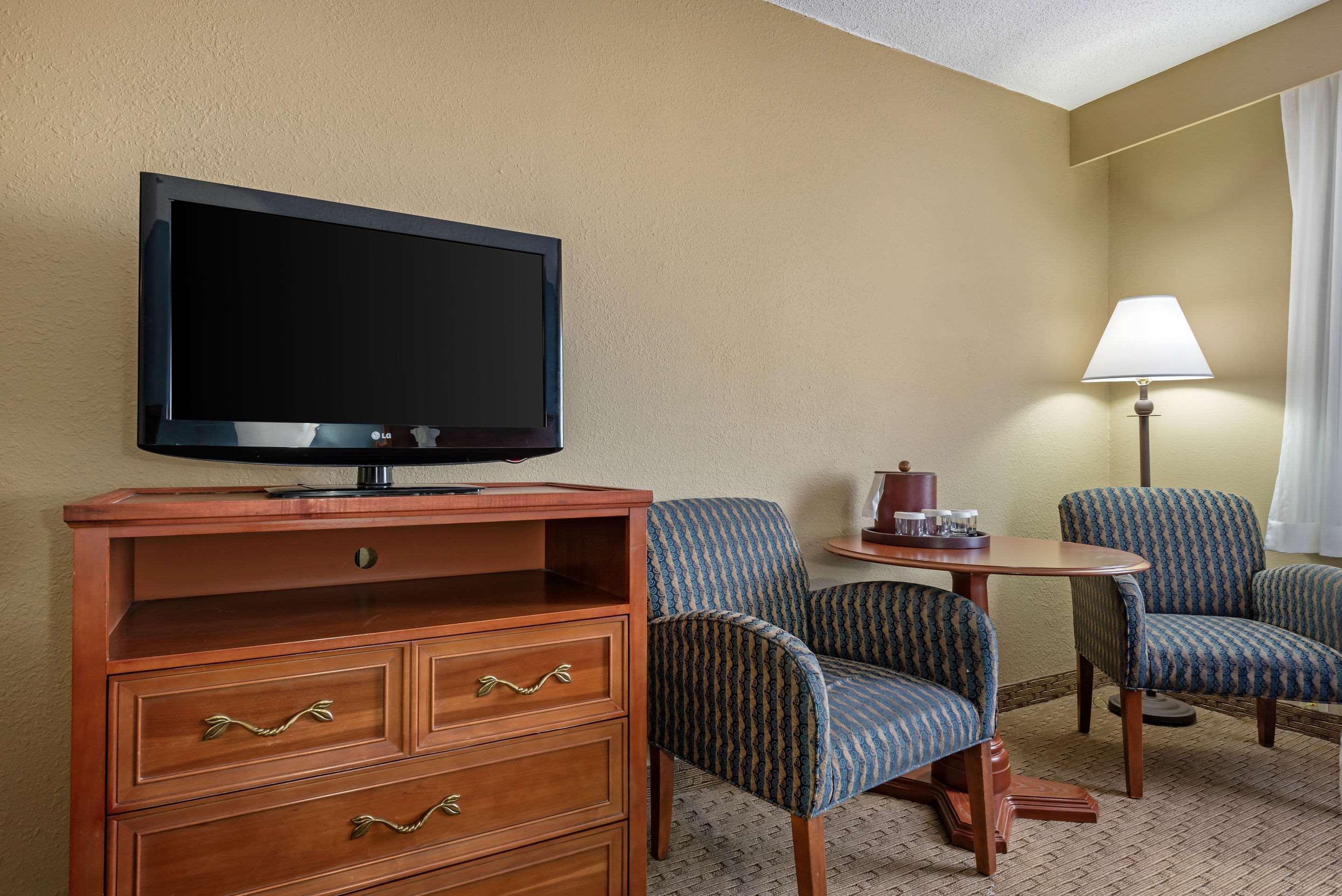 Clarion Hotel Conference Center - North Лексингтон Экстерьер фото