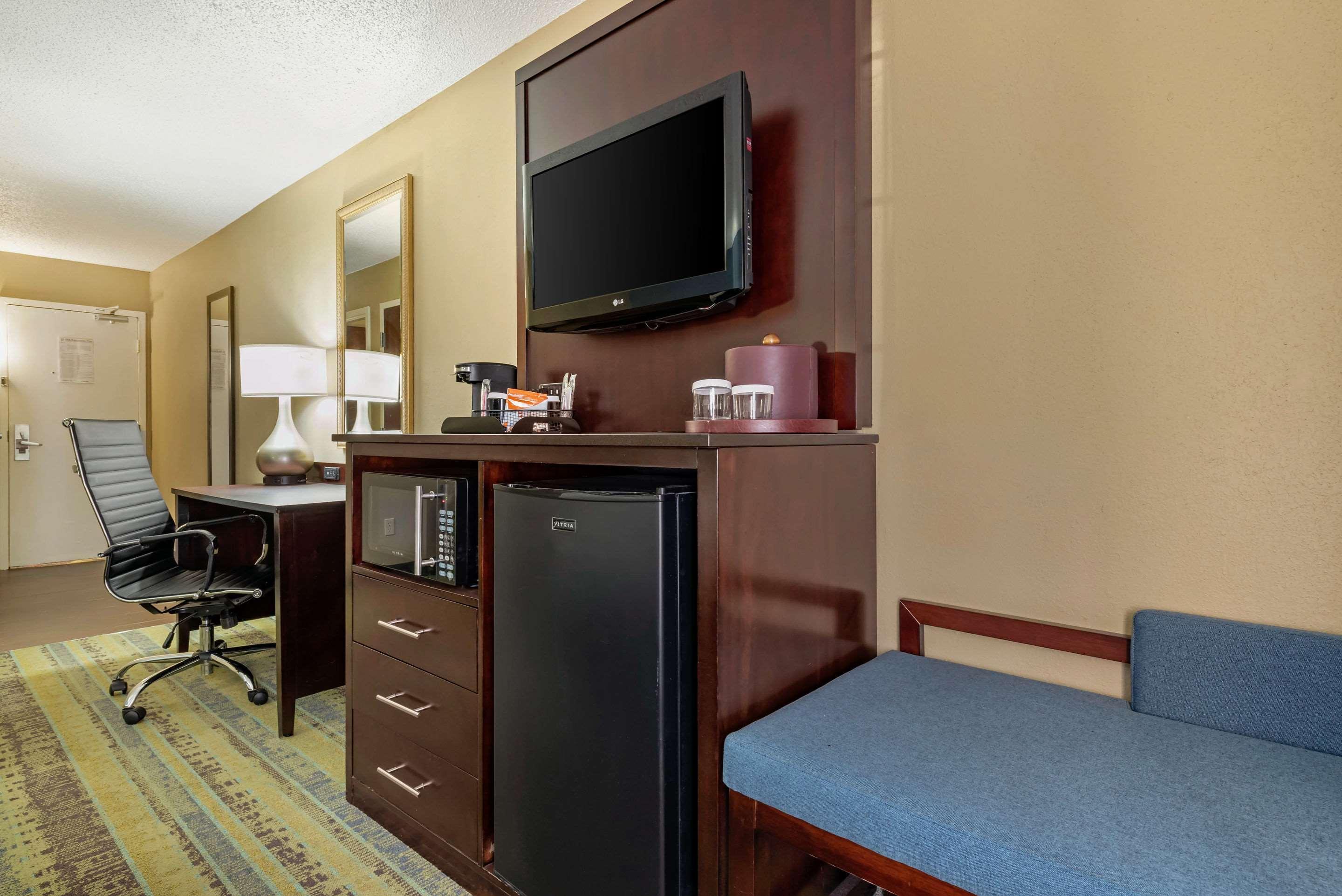 Clarion Hotel Conference Center - North Лексингтон Экстерьер фото