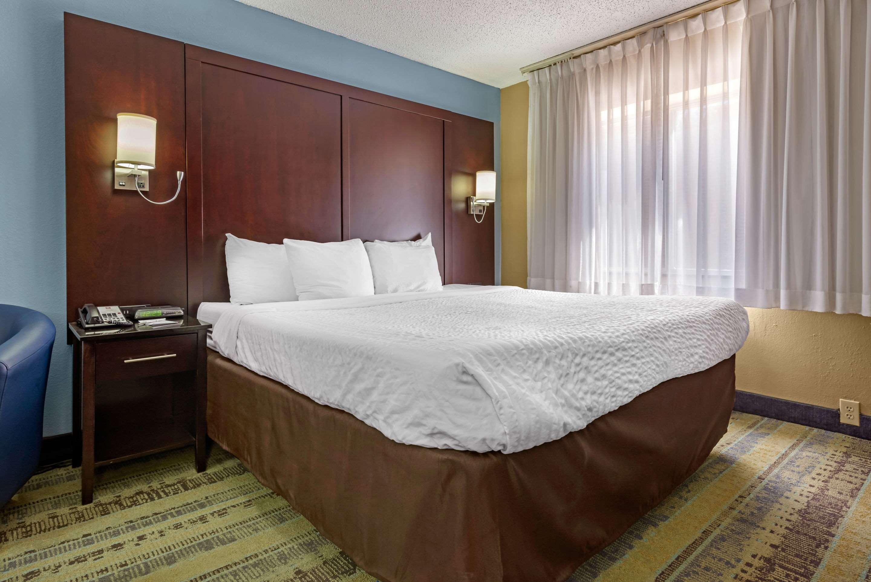 Clarion Hotel Conference Center - North Лексингтон Экстерьер фото